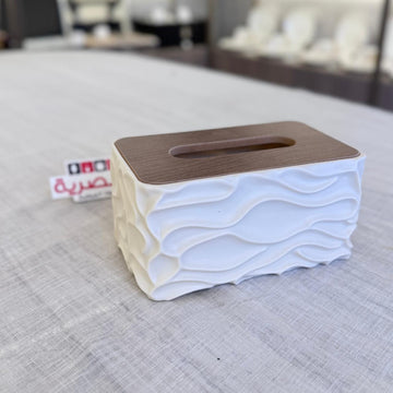 علبة مناديل بلاستيك بغطاء خشب مموج أبيض
